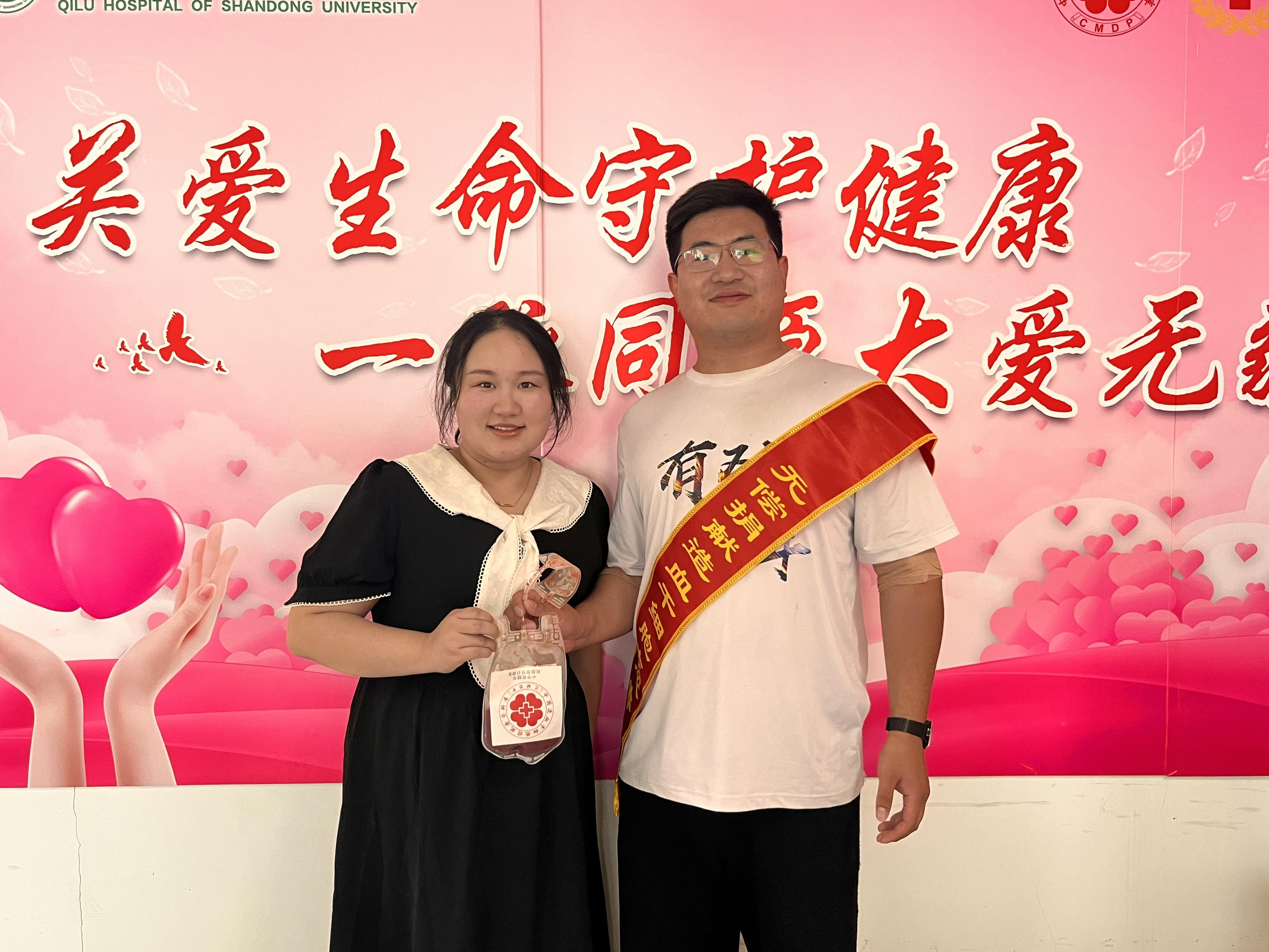 09全國第20210位造血干細(xì)胞捐獻(xiàn)者、勁牌員工王峰超及愛人 09全國第20210位造血干細(xì)胞捐獻(xiàn)者、勁牌員工王峰超及愛人